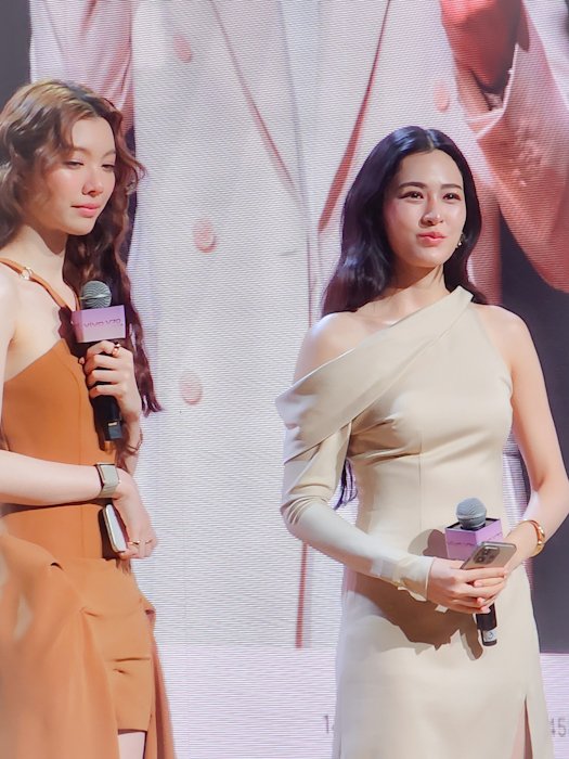 สองสาว vivo Friends 'หลิงหลิง ศิริลักษณ์' และ 'ออม กรณ์นภัส' ในงานเปิดตัว vivo V70 เสกช็อตยืนหนึ่ง แบบลูกรักพระเจ้า 

#vivoV70xlingorm 
#หลิงออม #LingOrm
#vivoV70 #เสกช็อตลูกรักพระเจ้า