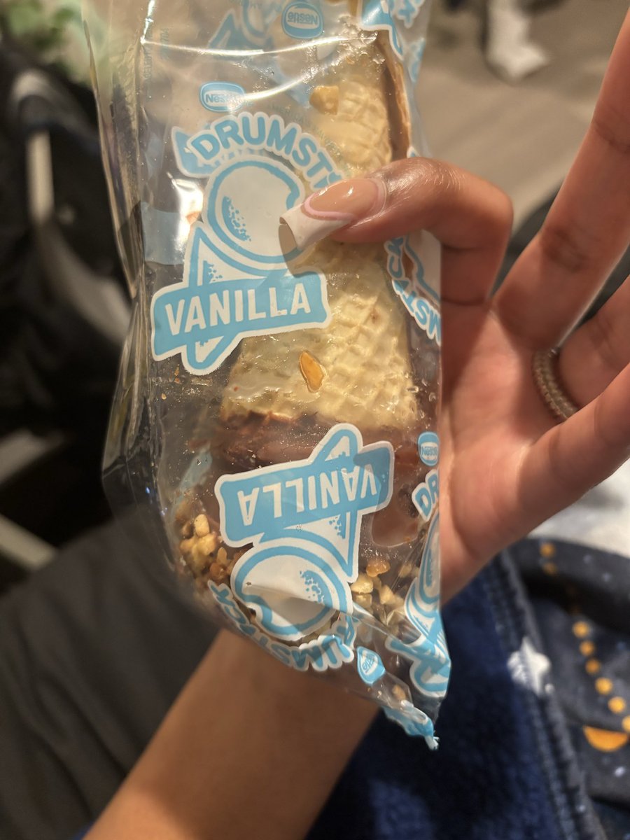 amaiithyst's tweet photo. Um @Drumstick who tf nutted in my ice cream ? https://t.co/irWXLrrkaT