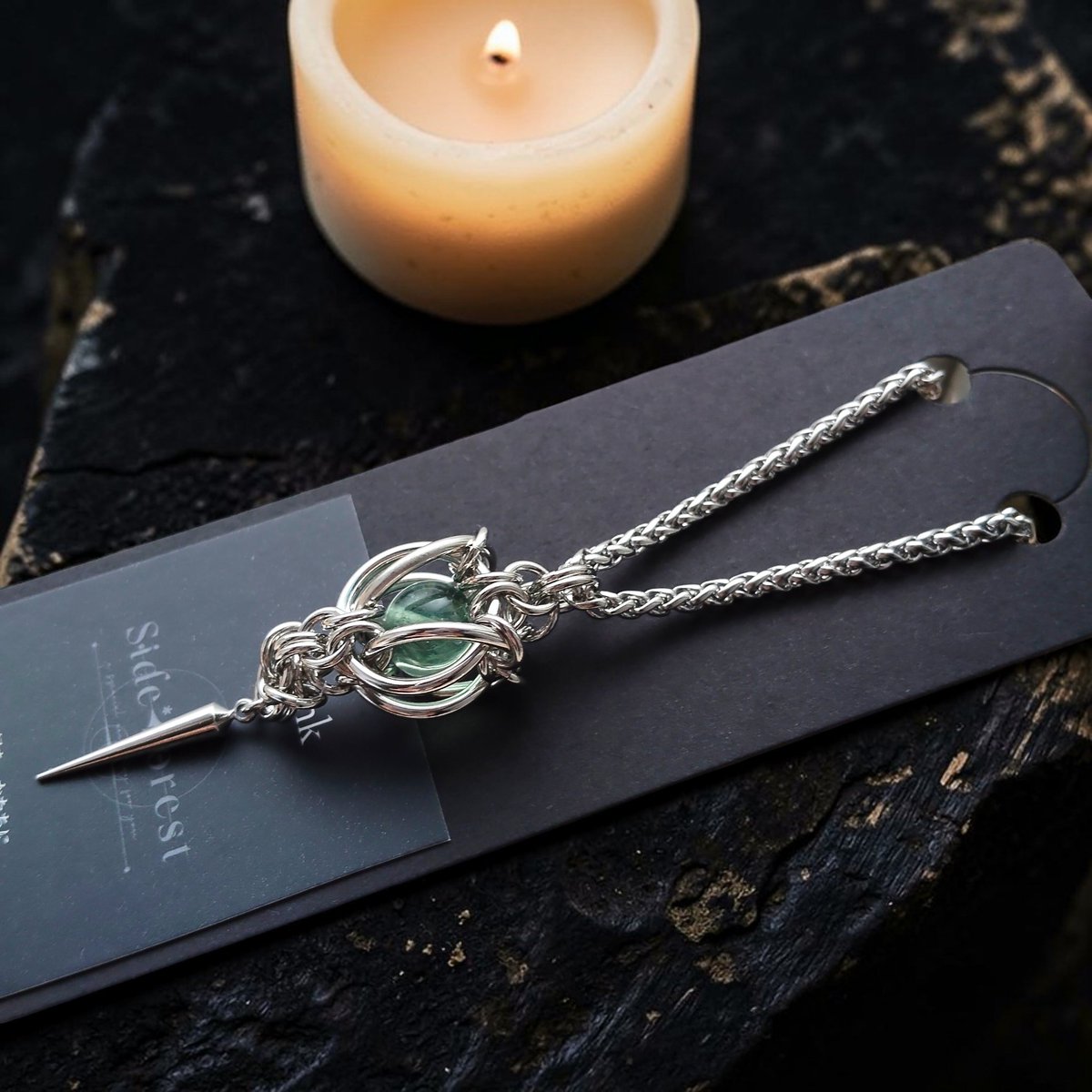 ▶︎ 灯（フローライト） 思考を整える石といわれる蛍石を使用 ▶︎ 楔