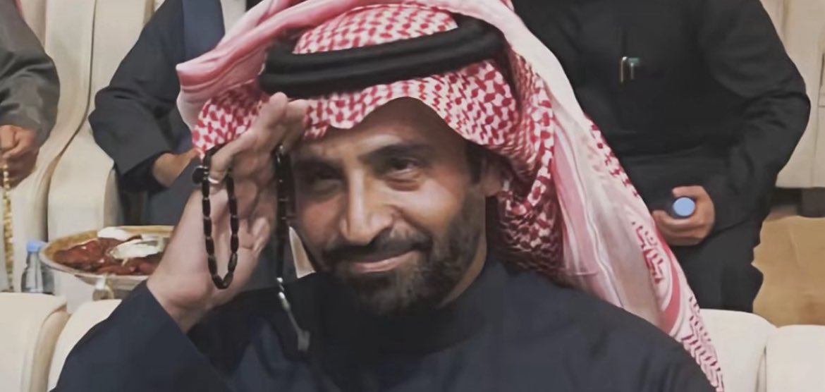 يومي لها الغصن وتغنّي عصافيره 
و الأمر  ينقاد لرضاها و ينساقي 

غيداً سهم عينها من قوّ تأثيره 
مخسر  ٍسوق الاسهم عند الاغلاقي

ماهيب من قوم ابو دقه وتسكيره
من قوم لا حاسبت ماتاخذ الباقي

 - مدغم ابو شيبه