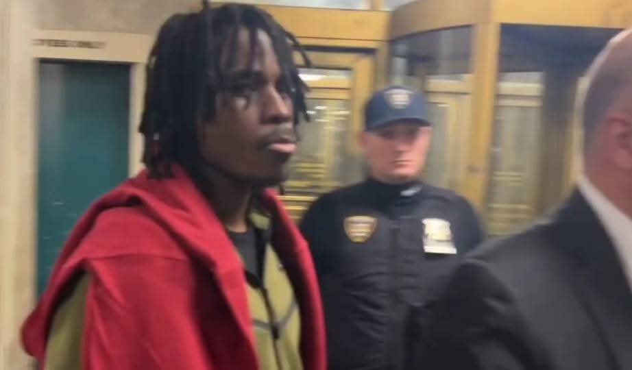 dcopechatter's tweet image. 🚨 BREAKING NEWS: Manhattan District Attorney Alvin Bragg has DROPPED the assauIt charge against 27-year-old West African Gusmane Coulibaly, who threw blocks of ice and snowballs at NYPD officers.

This guy was also indicted for robbery 3 weeks ago.

District Attorney Alvin Bragg