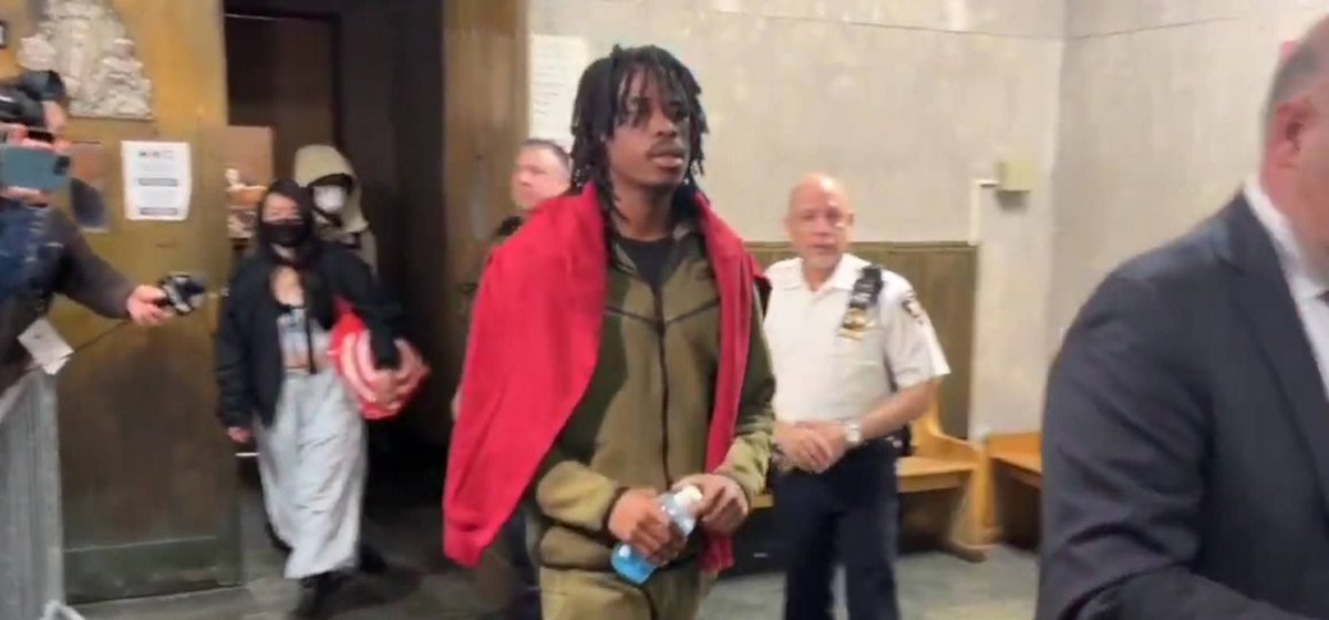 dcopechatter's tweet image. 🚨 BREAKING NEWS: Manhattan District Attorney Alvin Bragg has DROPPED the assauIt charge against 27-year-old West African Gusmane Coulibaly, who threw blocks of ice and snowballs at NYPD officers.

This guy was also indicted for robbery 3 weeks ago.

District Attorney Alvin Bragg