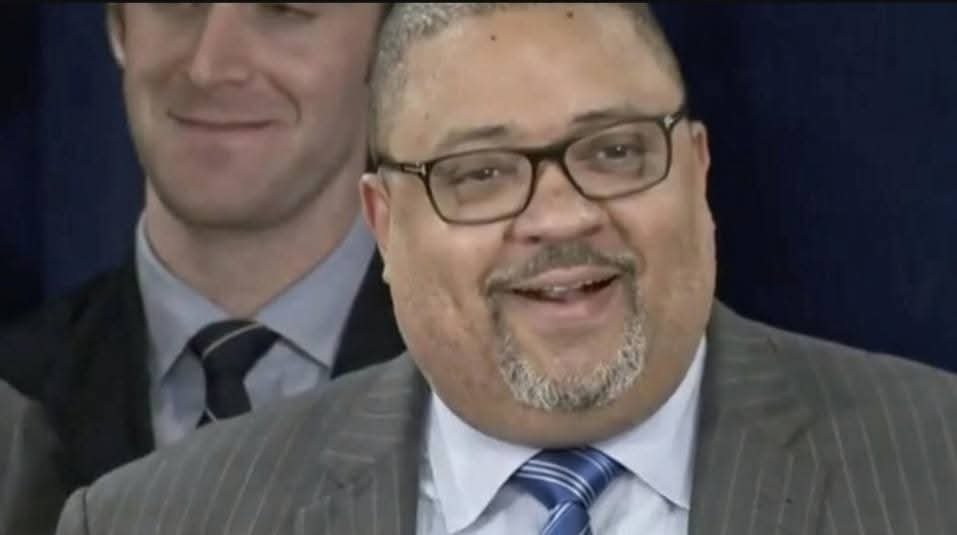 dcopechatter's tweet image. 🚨 BREAKING NEWS: Manhattan District Attorney Alvin Bragg has DROPPED the assauIt charge against 27-year-old West African Gusmane Coulibaly, who threw blocks of ice and snowballs at NYPD officers.

This guy was also indicted for robbery 3 weeks ago.

District Attorney Alvin Bragg