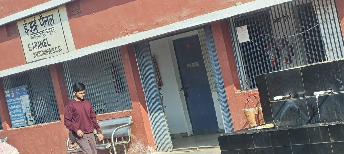 avirag29's tweet photo. @AshwiniVaishnaw @crpaatil @PMOIndia @RailMinIndia @narendramodi  water is just wasting .even railway office is there  EI panel office https://t.co/uiwZ54RyfQ