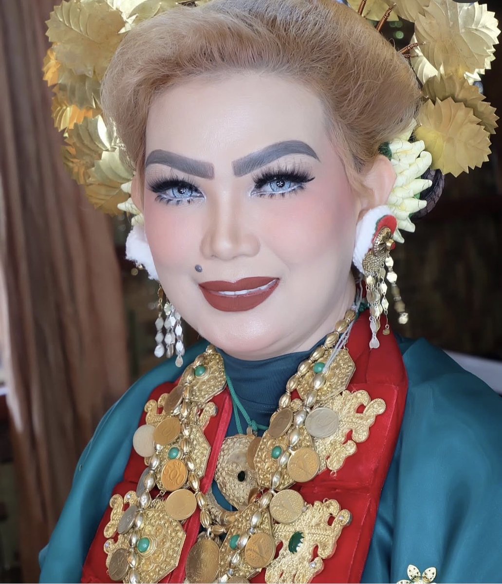 NenkMonica's tweet image. Istrinya Pak Gubernur Kaltim... Cantik ya !?