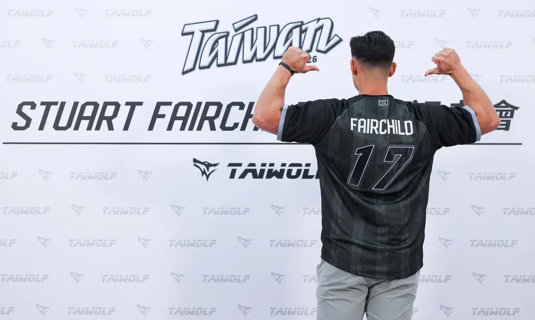 Stuart Fairchild is wearing the Team Taiwan uniform. 😘