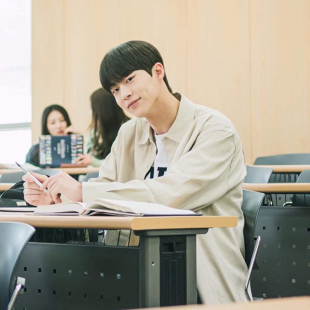 BAEINHYUKPH's tweet image. #BaeInHyuks As Nam Soo-Hyun
--
#AtaDistanceSpringisGreen #멀리서보면푸른봄 #BaeInHyuk #배인혁