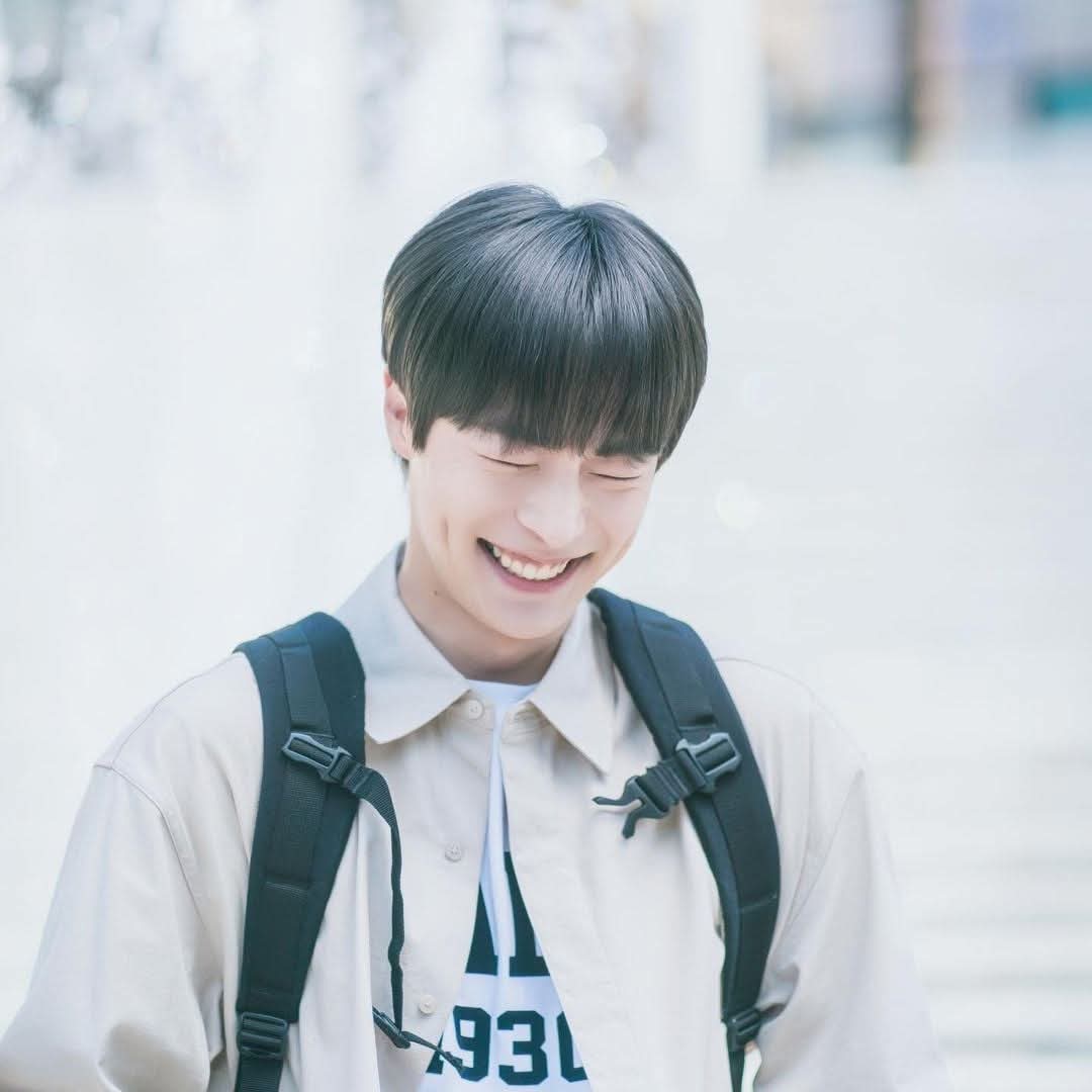 BAEINHYUKPH's tweet image. #BaeInHyuks As Nam Soo-Hyun
--
#AtaDistanceSpringisGreen #멀리서보면푸른봄 #BaeInHyuk #배인혁