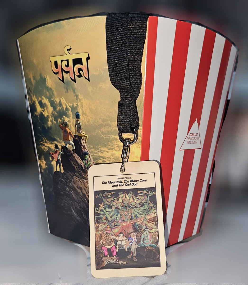 Por cierto, nos regalaron un gafete y una palomera por la función ^^ aunque la palomera es de cartón y no la podré usar sin que se manche por las palomitas, es un lindo detalle