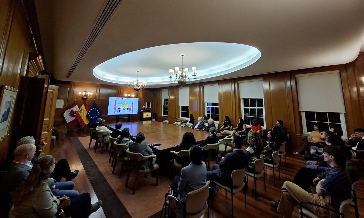 EmbEspCanada's tweet image. We hosted @EmbEspCanada "Together for cures: Canadian Colaboration for Gene Therapy for rare diseases" 🧬✨ an inspiring discussion on gene therapy with outstanding scientists and #CASSA. 
Proud to promote #ScienceDiplomacy and connect Spanish and Canadian talent 🇨🇦🇪🇸 to move