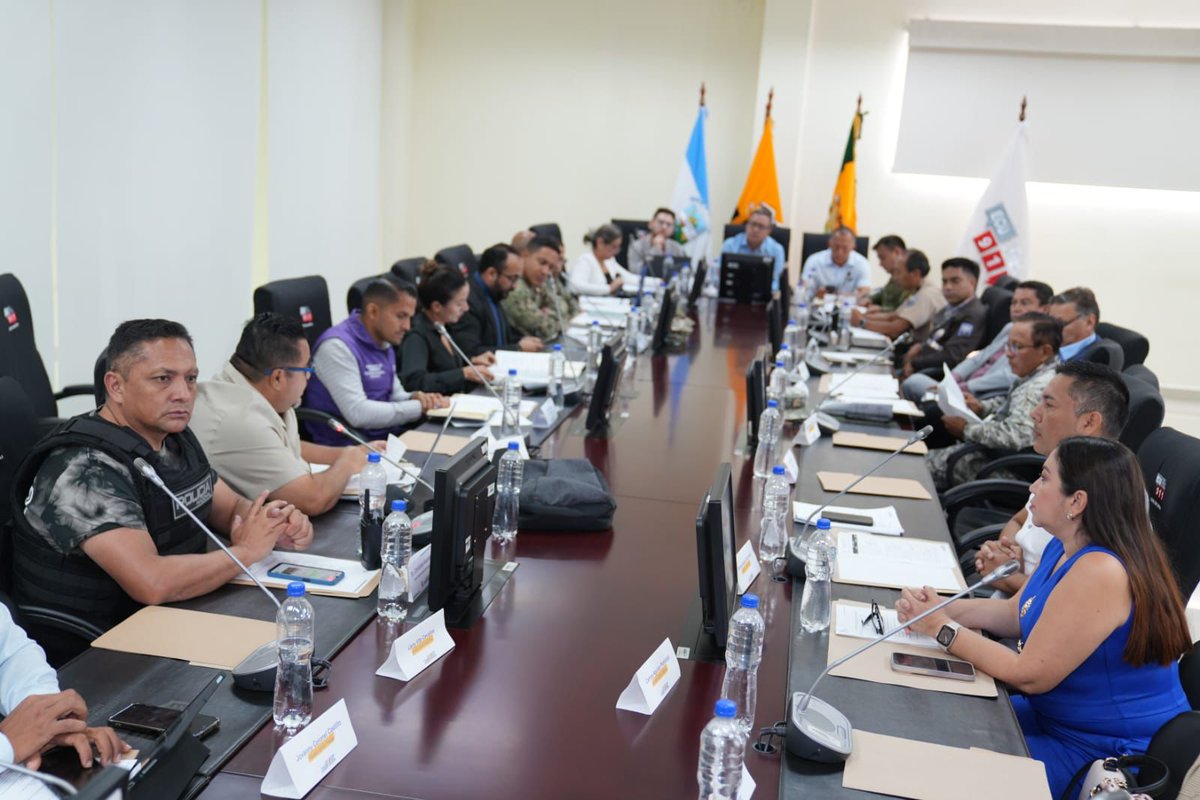 GoberElOro's tweet photo. 📍Machala

El gobernador @JaimeSerpaEc lideró la II Sesión Ordinaria del Consejo de Seguridad Provincial de El Oro, donde se articularon acciones estratégicas y compromisos interinstitucionales para fortalecer la seguridad y el bienestar de la ciudadanía.

#ElNuevoEcuador https://t.co/CWc9jNCXbi