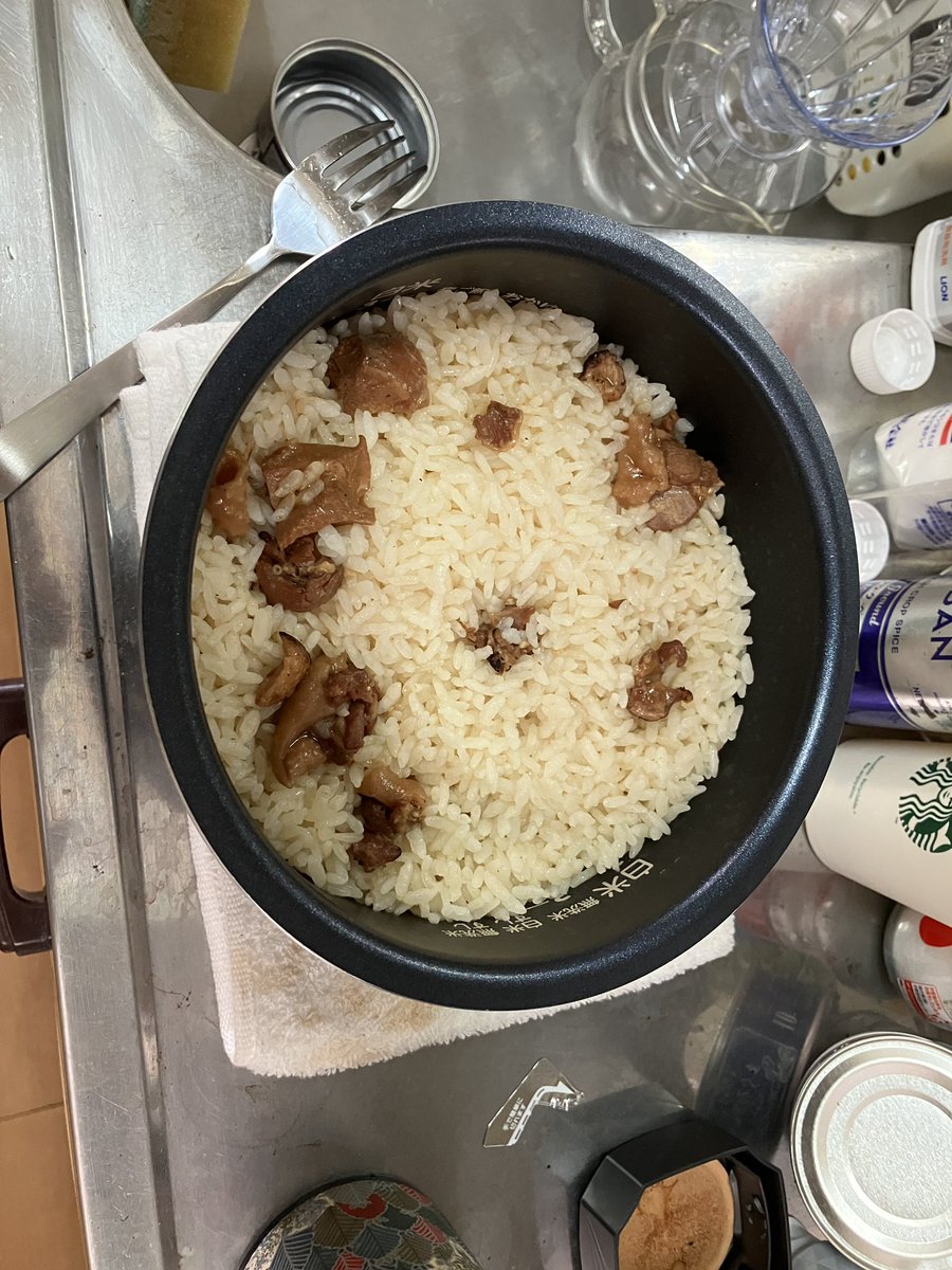 roastubist's tweet photo. 久しぶりに炊いてみた。
焼き鳥缶の炊き込みご飯。

わりかし上手く出来た？ https://t.co/EiGeGkDi9c