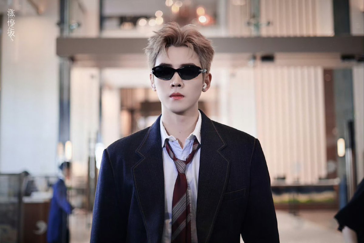 จางหลิงเฮ่อ กับ เหรินหาว
พระเอก กับ พระรอง เรื่องล่าหยก
กุตายยยยยยยยยยววยยยยยยย