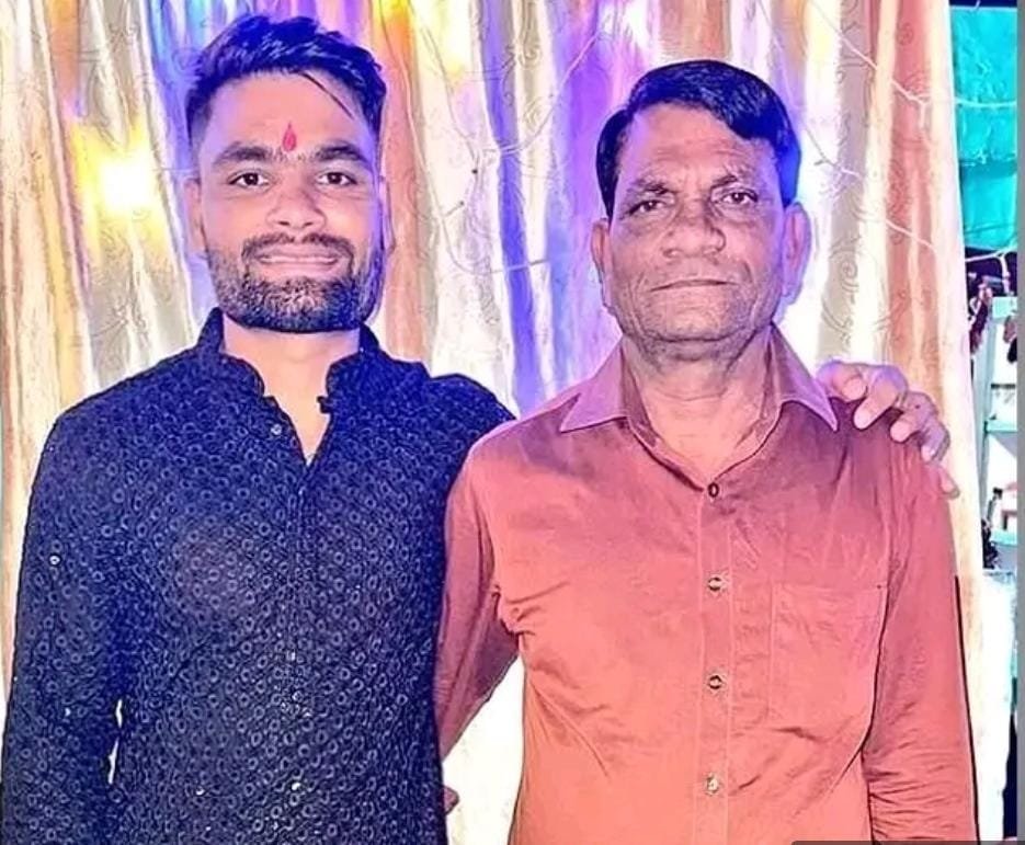 bstvlive's tweet photo. 🚨 बड़ी खबर | क्रिकेट जगत में शोक

क्रिकेटर रिंकू सिंह के पिता का निधन

भारतीय क्रिकेटर रिंकू सिंह के पिता खान चंद्र सिंह का निधन हो गया है। उन्होंने नोएडा के यथार्थ अस्पताल में अंतिम सांस ली। बताया जा रहा है कि वह पिछले करीब एक वर्ष से कैंसर से जूझ रहे थे।

हाल के दिनों में उनकी तबीयत लगातार बिगड़ती गई थी। कैंसर एडवांस स्टेज में पहुंच गया था और लीवर भी प्रभावित हो गया था। गंभीर हालत की सूचना मिलते ही रिंकू सिंह को टीम इंडिया का साथ छोड़कर तुरंत घर लौटना पड़ा था।

परिवार और करीबी लोगों के बीच उनका अंतिम संस्कार किया जाएगा।
#RinkuSingh | @rinkusingh235