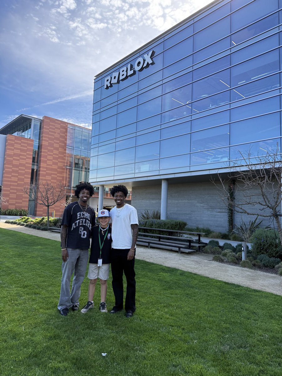 BOYMAMAG's tweet photo. Today was “Take Jameson to Roblox” day! Safe to say he had a blast. He even met @iKingEsXI and @iKingEtXI 👏🏼 Driving home he said “ok mom, you’re pretty cool” 🥹♥️ https://t.co/b1pzf2TzVt