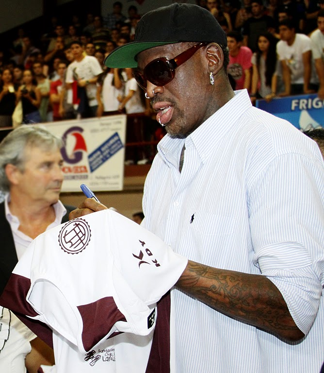No esperabas ver una foto del "Gusano" Rodman firmando una camiseta de Lanus en medio de las publicaciones por la Recopa ganada por el Granate