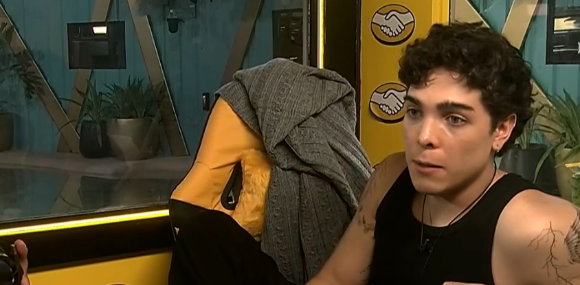 JUANI CAR ANALIZA LA PLACA

"me parece extrañísimo que MANU haya salido antes que BRIAN en una placa positiva, entonces BRIAN no tiene tanta banca como el piensa, porque si MANU que acaba de entrar y tenía un quilombo afuera lo pasa a él..."

#GranHermano