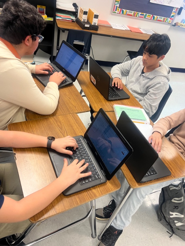 HERNANDO_MS's tweet image. Students in Mr. Martinez’ and Ms. Peterson’s science classes are hands on, technology driven and collaboratively inclined as they work on projects and assignments!  #CHASING100