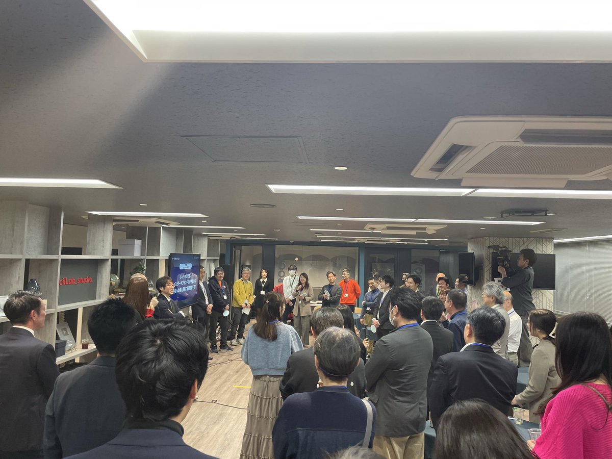 ToshiyukiSekig1's tweet photo. TECH.ASCII「ゆるっとナイトvol.4」に参加させていただきました!
情シスの裏側をのぞけて、とても勉強になりました。
大谷さんのツッコミ最高です😆大塚さんもカメラ撮影お疲れ様でした!
クイズ全問正解でガラガラポンの権利を得るも、帰社のため断念…😭
#ゆるっとナイト #情シス #TECHASCII https://t.co/f2pd46hKOc