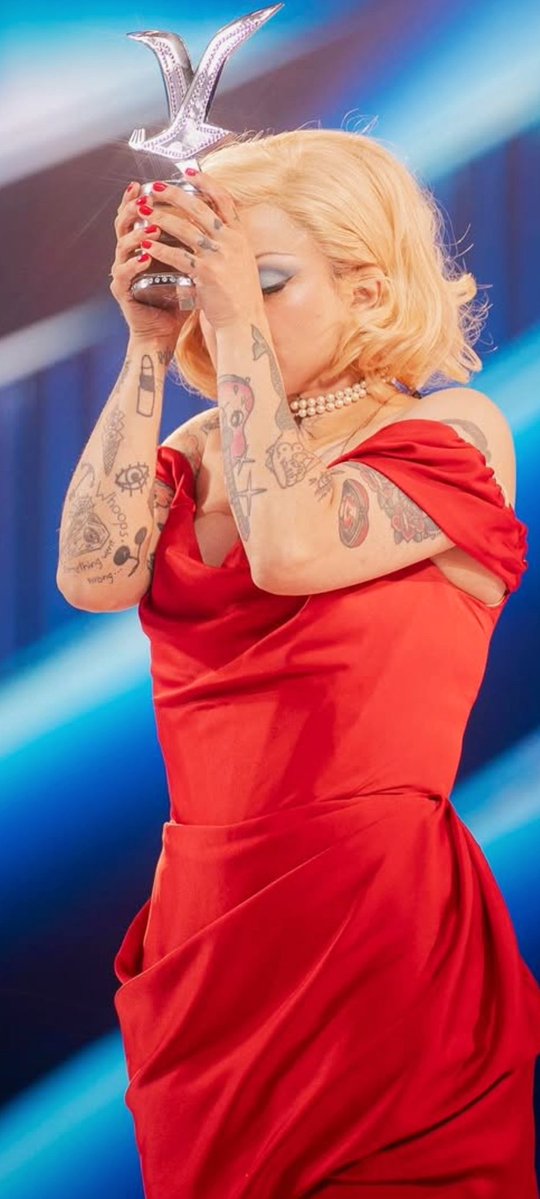 Mon Laferte  Octubrista| Así recibió la Gaviota de Platino en el Festival de Viña del Mar 2026

Que les arda a los Fachos Csm !! 
Y sus campañas pencas