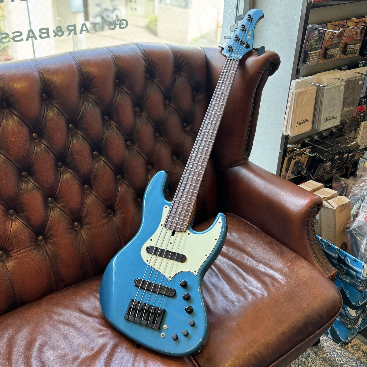 月末なので入荷ラッシュ💥 高級車をイメージした品のあるブルー