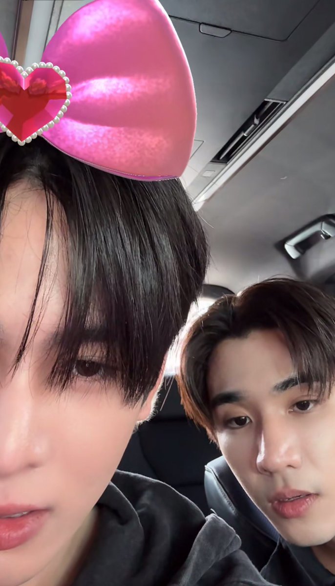 อันนิน่ารักมากเยย ㅜ ㅜ  หน้าตาพวกนางกำลังตั้งใจอ่านที่ติ้กต้อกเตือน คนพี่ก้ไม่รู้เรื่อง ตอนแรกเป็นคนถือไลฟ์เองด้วยซ้ำ แต่พอขึ้นเตือนก้ให้น้องดูให้ คนน้องก้ตั้งใจอ่านม่กๆๆๆ จนไม่หลบฟิลเตอร์โบว์เยยอะ 🥺🥺🥺💘💘🎀🎀 น่ารักค่ตตตต y y

( #PerthSanta #เพิร์ธแซนต้า )