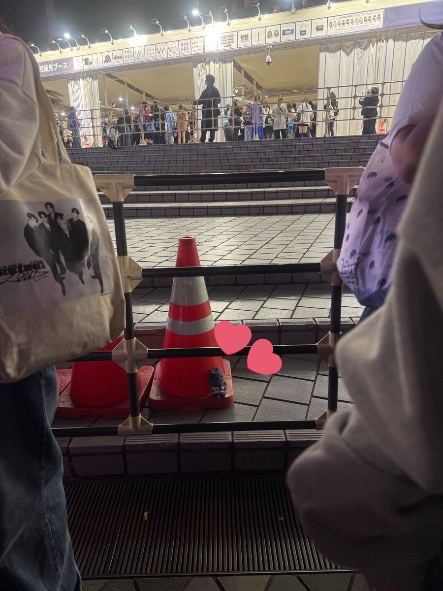 [ช่วยรีทวีท] ตามหาตุ๊กตาโทนยังด๊อก หน้าคอนโตเกียวโดมวันที่ 3 น้องถูกเจอและวางที่โคนตรงนี้ หน้าจุดซื้อกู้ด ใครเก็บน้องได้ สามารถติดต่อเราได้ค่ะ