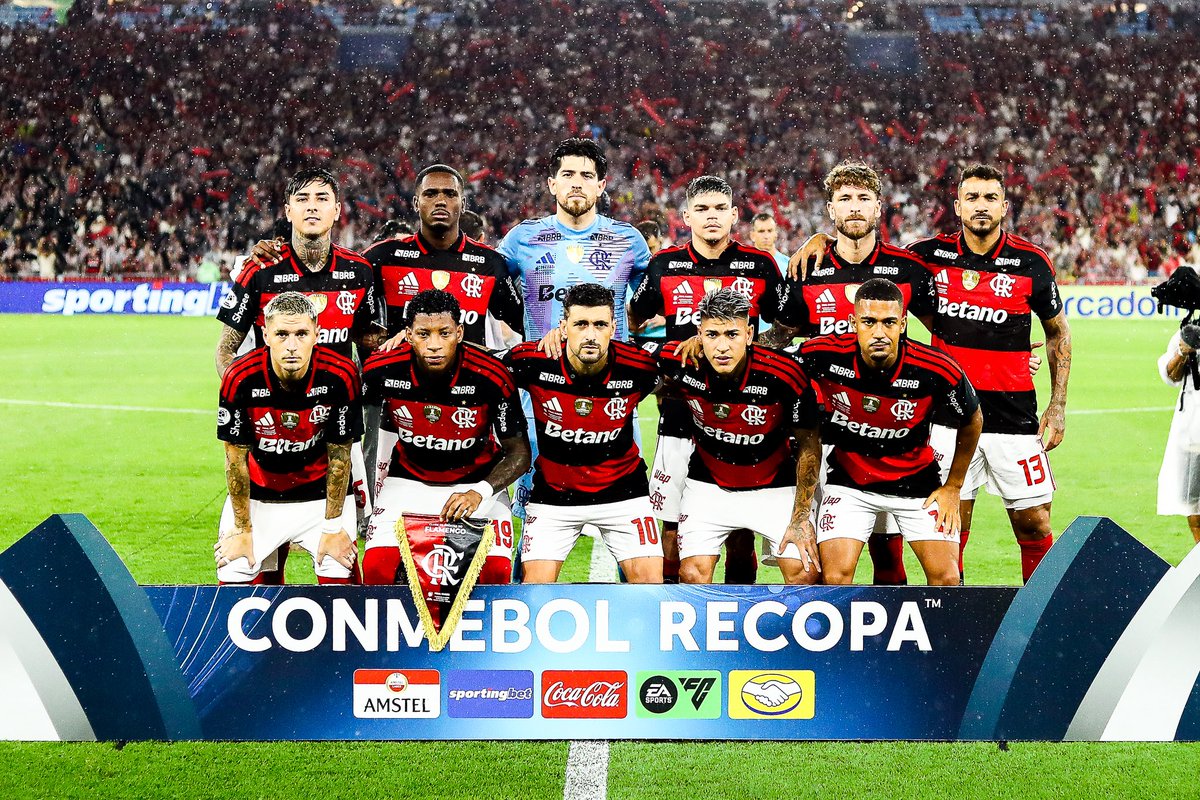 futebol_info's tweet photo. “O início de ano do Flamengo é ruim, mas é preciso entender o contexto geral: o Flamengo fez sua última partida no ano passado no dia 17 de dezembro, e esse jogo aconteceu no Catar. Depois os jogadores voltaram ao Brasil numa longa viagem, tiveram um breve descanso, Natal, Ano Novo, 10 dias, e já estão de novo reincorporados ao grupo. Não teve férias e não teve pré-temporada. Aí foi feito um planejamento para o time não jogar o Carioca até onde o regulamento permitia, mas o sub-20 começou mal, e a diretoria bateu na mesa e decidiu que o profissional tinha que voltar contra o Vasco. Então, se você já tinha pouco tempo para montar o planejamento de um mínimo de pré-temporada possível, isso já não aconteceu.”

“Não teve férias, teve uma pré-temporada interrompida e teve um calendário que pune os clubes vencedores, com duas decisões nos primeiros meses. Ou seja, o clube que é campeão no ano passado, não descansa e é obrigado a decidir dois títulos (Supercopa e Recopa) sob risco de ter o seu trabalho questionado. É óbvio que os jogadores não estão bem fisicamente, é claro que o time está muito abaixo, e isso se reflete em campo. E a pressão num clube como o Flamengo é gigantesca, e aí começa o efeito cascata: vai tudo dando errado. As equipes que não tiveram férias vão sofrer no início desta temporada.”

🎙️ Eugênio Leal, na @ESPNBrasil.
📸 Gilvan de Souza/CRF | Reprodução/ESPN