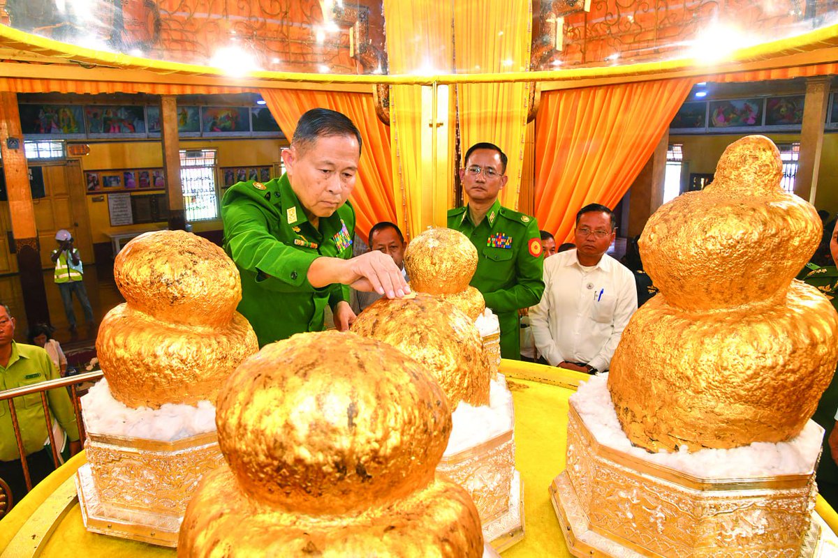 AAunggLLayy's tweet photo. SSPC Vice Chairman Deputy Commander-in-Chief of Defence Services Commander-in-Chief (Army) Vice-Senior General Soe Win pays homage to Inle #PhaungdawU #Pagoda at bejewelled chamber and inspects repairs of damaged religious buildings caused by Mandalay earthquake in #Inle region https://t.co/hg3hwAWO1L