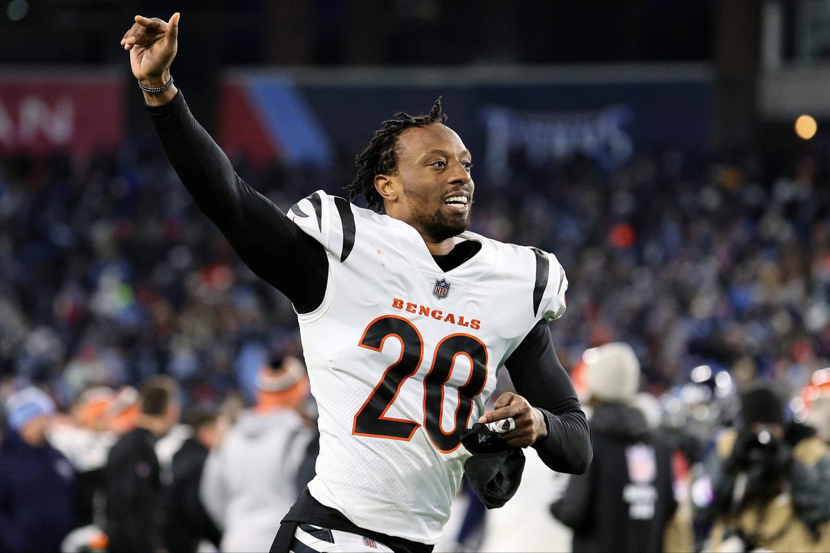 whodeyupdates's tweet photo. Eli Apple was NOT a bad corner for the Cincinnati Bengals, and one of my biggest pet peeves is when people act like he was genuinely horrendous for the Bengals when he simply was not

Paid CB4 money, was a “fine” CB2. Brought an energy and competitiveness the team really needs rn https://t.co/udvlFuTpTp