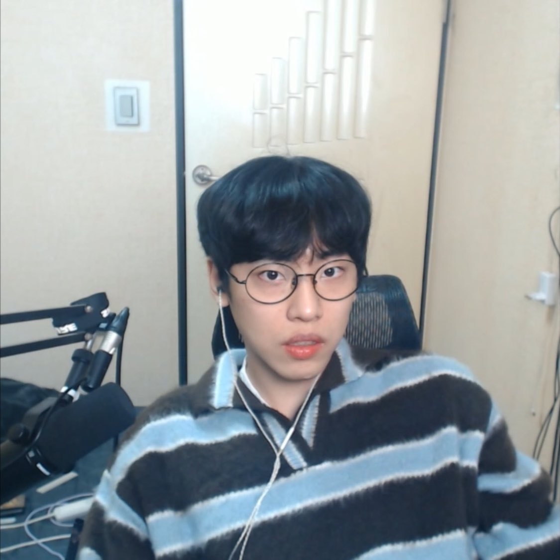 ggocgoging's tweet photo. 옷 이쁘다
근데 살이 왤케 빠졋누… https://t.co/0cveF3HfLO