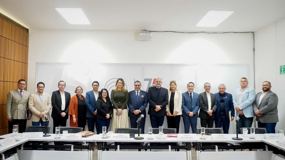rvillanueval's tweet photo. Cuidar la salud física y emocional de nuestras juventudes es el propósito que guía cada proyecto de la Subsecretaría de Educación Superior.

De la mano del @imjuvemx impulsamos Tequios de Espacios Deportivos, porque cuando las y los jóvenes se apropian de un espacio, no solo lo rehabilitan: lo transforman. Con esa misma convicción revisamos SanaMente LibreMente y, junto con la @ANUIES y la @conadeoficial lanzamos la Copa Escolar de Educación Superior rumbo a la Copa Mundial de la FIFA 2026.

Seguimos trabajando en equipo, convencidos de que solo así podemos abrir más oportunidades y construir un futuro más justo y esperanzador para nuestras juventudes. 🫶🏼