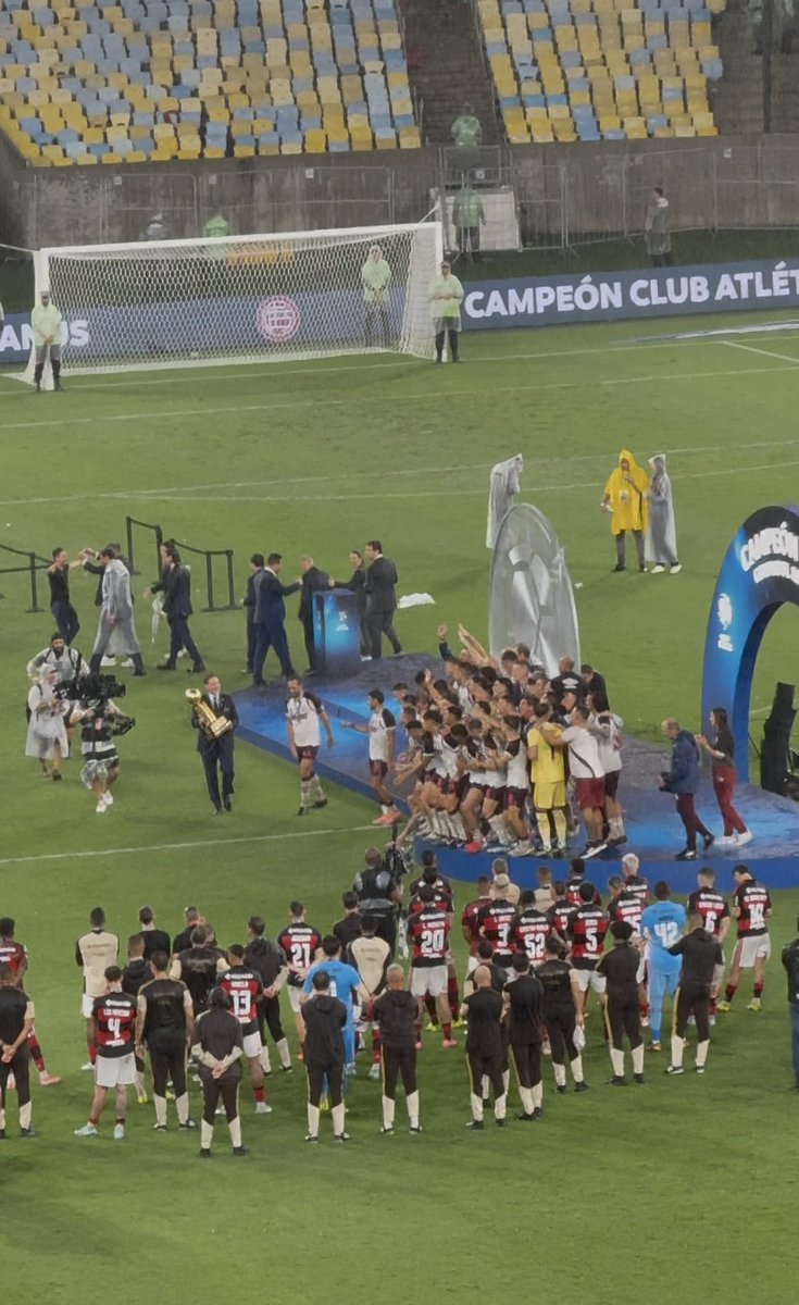nicodemczuk's tweet photo. Así miran 300 millones de dólares a un equipo que jugó con el alma y el corazon. Somos Campeones 🇱🇻 https://t.co/JuK2yqG8iJ