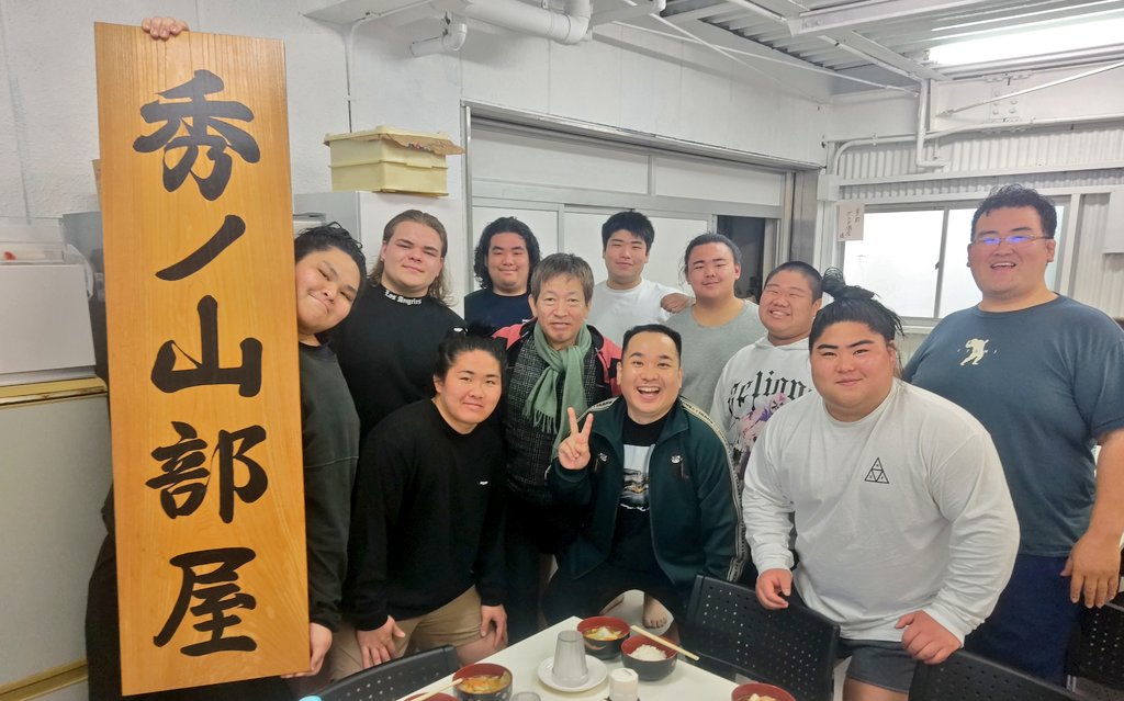 uttakaga's tweet photo. ちゃらんぽらん冨好さんに誘っていただき、伊丹にある秀ノ山部屋の朝稽古を見学させてもらいました！
若手力士ばかりでみんなキラキラしてました！
地域の人に見守られながら、緊張感のある厳しい稽古をする姿に感動しました！
ちゃんこまでごちそうさまでした！
応援しておりますー！ https://t.co/ttrUsbtQW2
