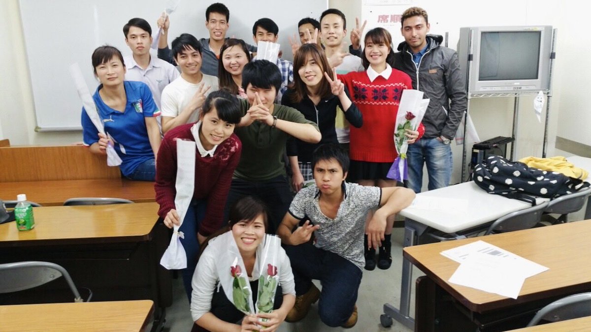HoangDanjp's tweet photo. Bức ảnh của 10 năm về trước khi còn là cậu học sinh du học ở Nhật. Không biết, các anh chị giờ còn ai ở lại Nhật không nhỉ?
Đầu tháng 4 chúng ta off ngắm Hoa Anh Đào nhé!

À, trong hình có ai nhận ra mình đâu không?

#duhocnhatban
#hoangdandoingoai https://t.co/ycydKNALth