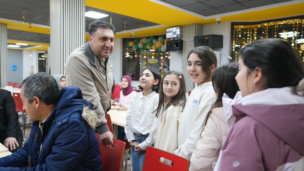 Araştırma Geliştirme Eğitim ve Uygulama Merkezi (ARGEM) pansiyonunda ortaokul ve lise öğrencilerimizin sahur sofrasına misafir olduk. ✨🌙

Yönetici, öğretmen ve öğrencileriyle madde ile manayı buluşturan, aile sıcaklığında gayretli gençler yetişiyor. 
Onlarla, ülkemiz daha güçlü