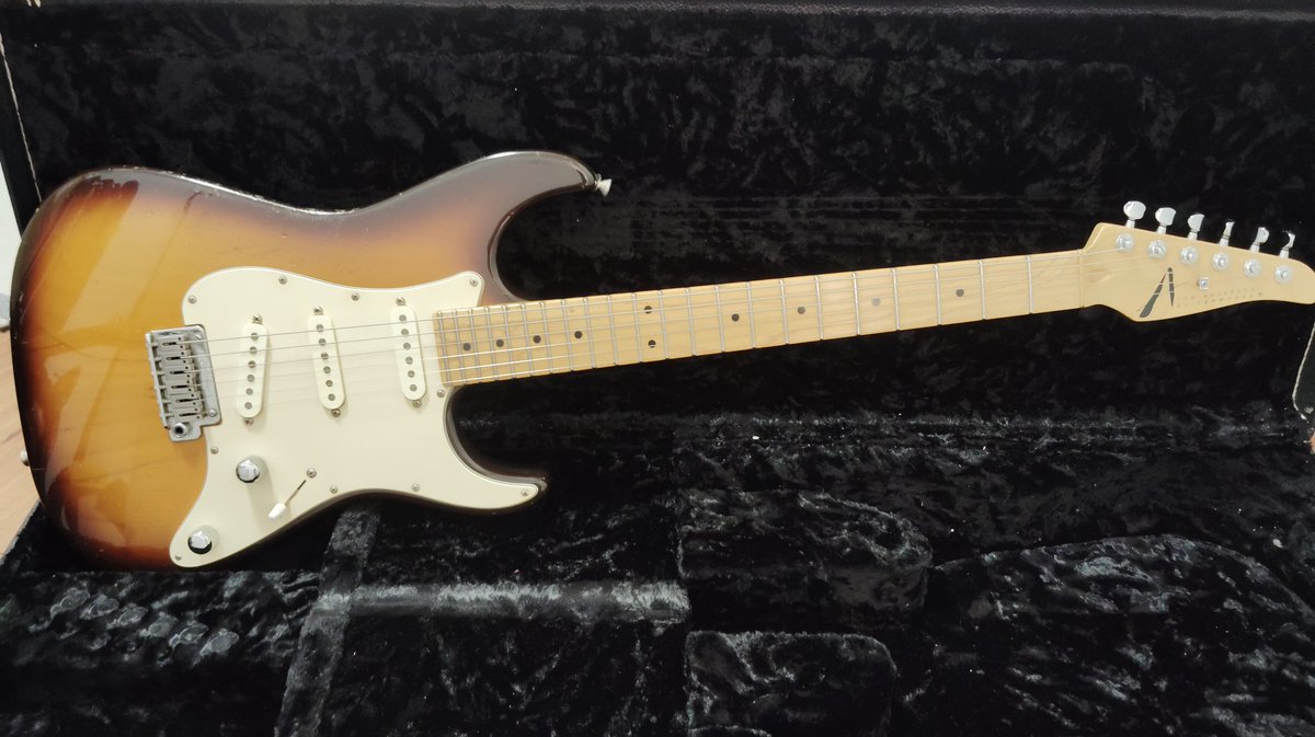 我が家のリフィニッシュ中＆待ち、のギター。