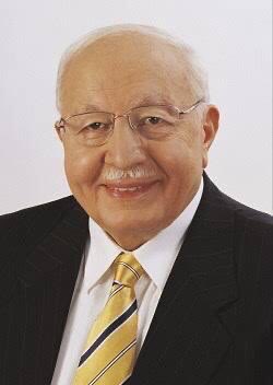 ibrahimcoskun63's tweet photo. Millî Görüş hareketinin kurucu lideri, dava ve fikir adamı, 54.Hükümetin Başbakanı Prof. Dr.Necmettin Erbakan’ı vefatının 15. yıldönümünde rahmet,minnet ve saygıyla anıyorum.

Erbakan Hoca, yalnızca bir siyasetçi değil; inancını hayatının merkezine yerleştirmiş, ahlakı siyasetin temeli kabul etmiş bir mücadele insanıydı. Onun manevi duruşu; baskılar karşısında eğilmeyen,bedel ödemekten kaçınmayan ve her şartta milletine güvenen bir iradenin adıdır. 
“Önce ahlak ve maneviyat” diyerek çıktığı yolda,siyaseti makam değil sorumluluk olarak görmüş; hakkı, adaleti ve bağımsızlığı esas almıştır.

Onun vizyonu, Türkiye’nin sadece tüketen değil üreten;sadece izleyen değil yön veren bir ülke olması hedefini taşımaktadır.....

Ruhu şad, mekânı cennet, makamı âli olsun.
#NecmettinErbakan