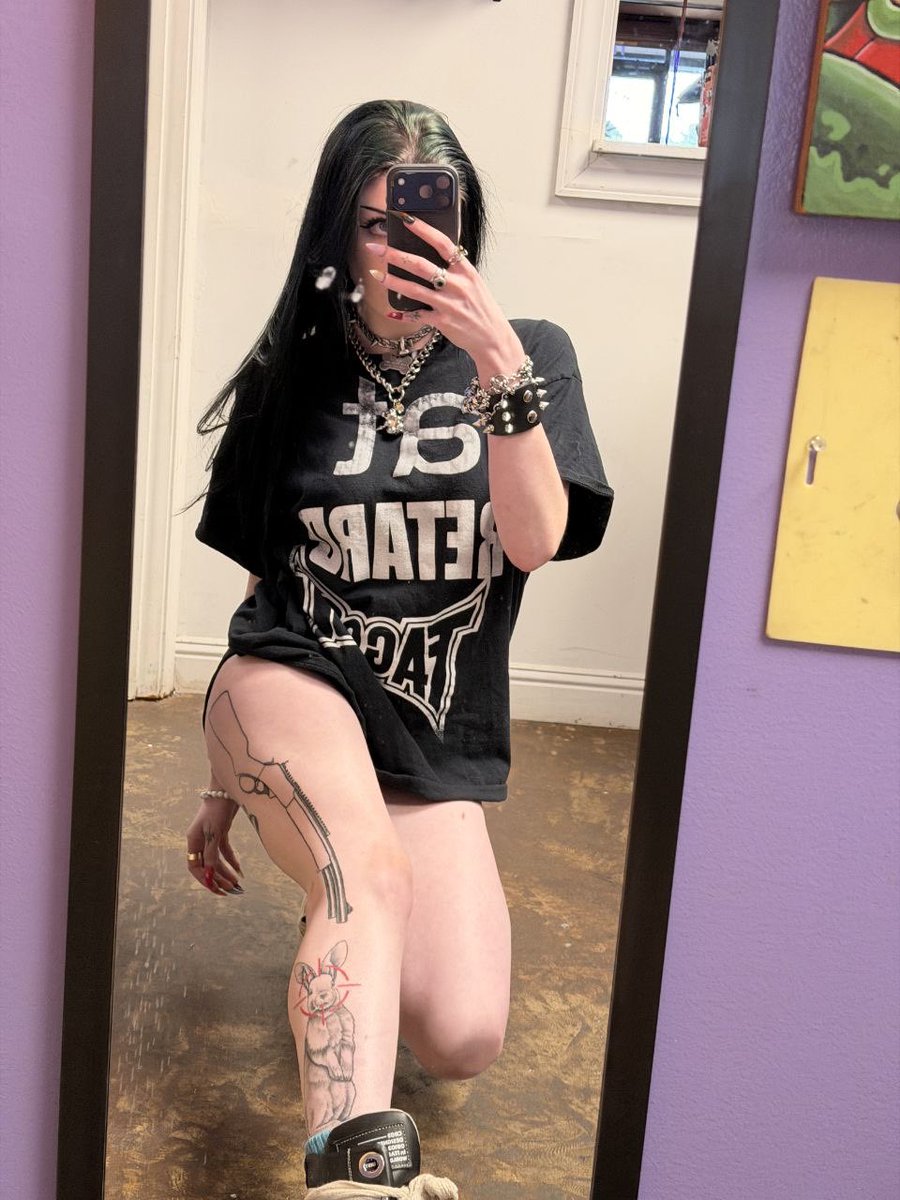 ray_follie's tweet photo. not to flirt or anything but i want to sit on your face https://t.co/ReV9lz6T0a
