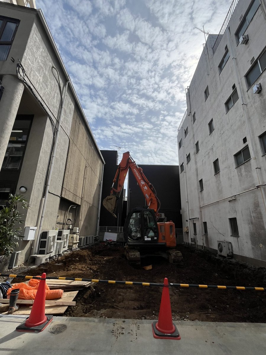 本日も19時までオープンしています。

お隣の工事は今月で終わりのようで、一安心です。
隣接していた壁があらわになり、今日はお天気も良いので、光がよく入ります。

坂本陽展「Telescope」はあと3日です。
坂本さんは土日に在廊していただきます。
<a href="/minami0210/">坂本陽　サカモトミナミ</a>