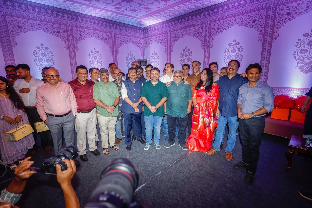 राज ठाकरेंनी त्यांच्या मोबाईल फोनमधून टिपलेले मराठी संपादकांचे फोटो. 
धन्यवाद <a href="/RajThackeray/">Raj Thackeray</a> ji 🙂