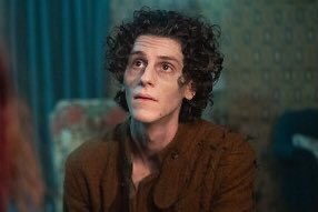 his neck looks very bitable…. he’s literally begging me to suck all the blood out of him. 🖤 look at that face!!! how could i ever refuse 🦇🫀