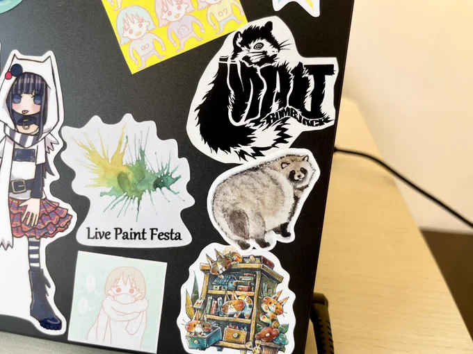 こちらは昨日、搬入に来てくださったchicoryさんに頂いたステッカーです🦝
かわいい。

ステッカーも良いですね〜(*'꒳`*)
いろんな楽しみ方があって!
ステッカー展「 #PETAFES 」は現在出展者募集中です!

(普段使いのノートPC。貼る場所なくなったらステッカーのための新しいPC買おうかな。笑) 