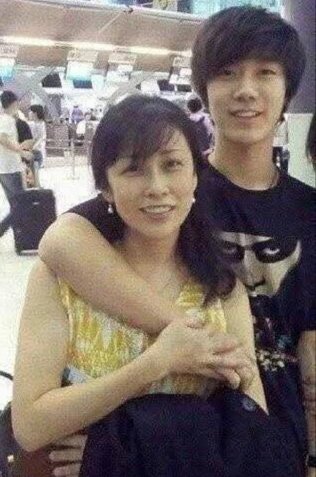 TenBase_'s tweet photo. 30 years ago today, Pimporn Leechaiyapornkul released Chittaphon Leechaiyapornkul. https://t.co/xwww94JYru