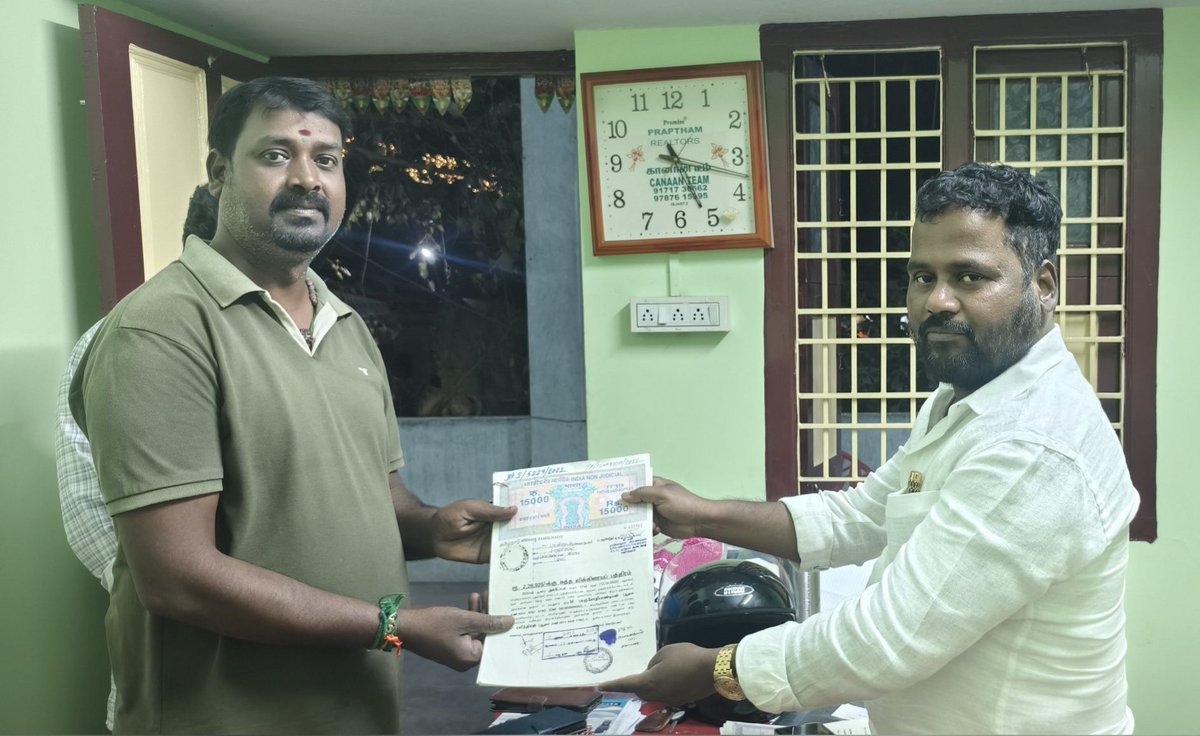 Paranjothip7's tweet image. மதுராந்தகம் அலுவலகத்தில் நிலம் உங்கள் எதிர்காலம் குழுவினரிடம்  மனையை வாங்கியதற்கான கிரைய பத்திரத்தை ஒப்படைத்த மகிழ்வான தருணம்!

இப்படிக்கு
சா.மு.பரஞ்சோதி பாண்டியன்
எழுத்தாளர், தொழில்முனைவர்
098416 65836

#Maduranthagam #LandInvestment #DreamPlot #OwnLand #PropertyPurchase