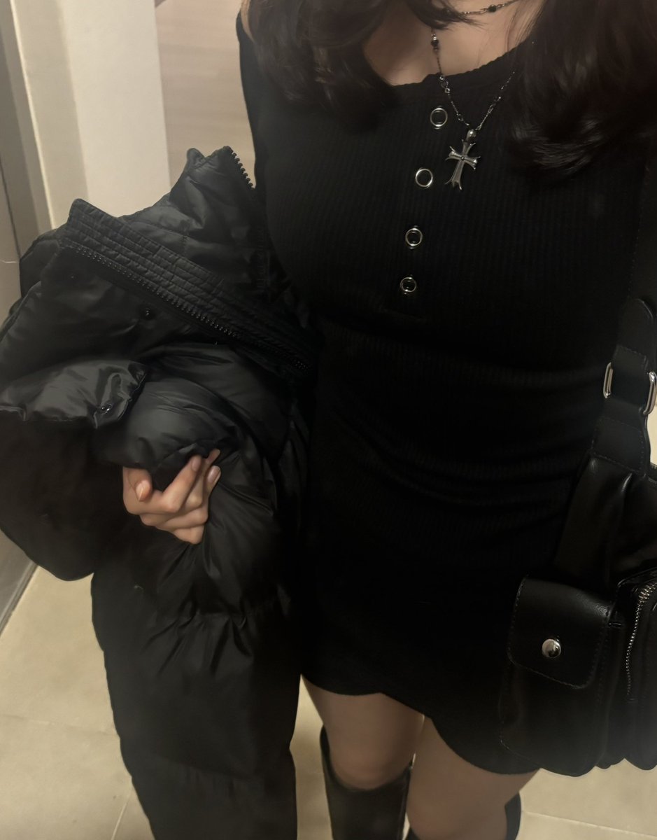 9uni_s's tweet photo. 제 착장입니다! 옾쳇 남겨둔 곳에 위치 공유할 예정이라 들어오셔도 되고, 따로 뎀 주셔도 위치 알려드리겠습니다 :) https://t.co/oHdPlYHLaw