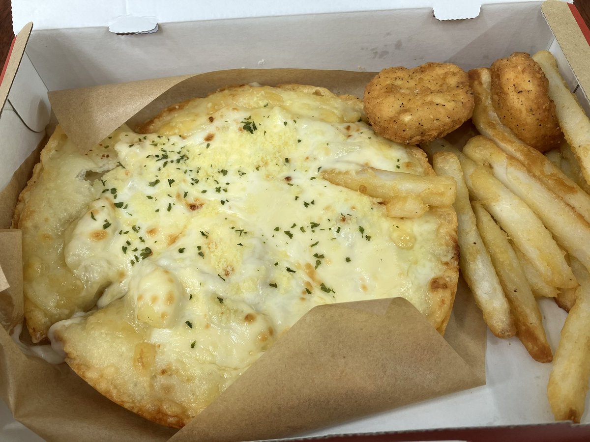 ピザハットの新商品ミルキーグラタンピザ食べました！

飲めるピザと言われているらしくグラタンソースがトロトロで美味しかった。飲めました😋