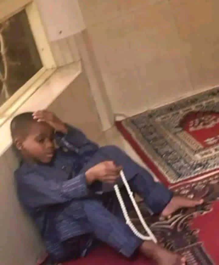 من البر إخفاء حزنك عن والديك
أنا في الصالة من شان يشوفوني