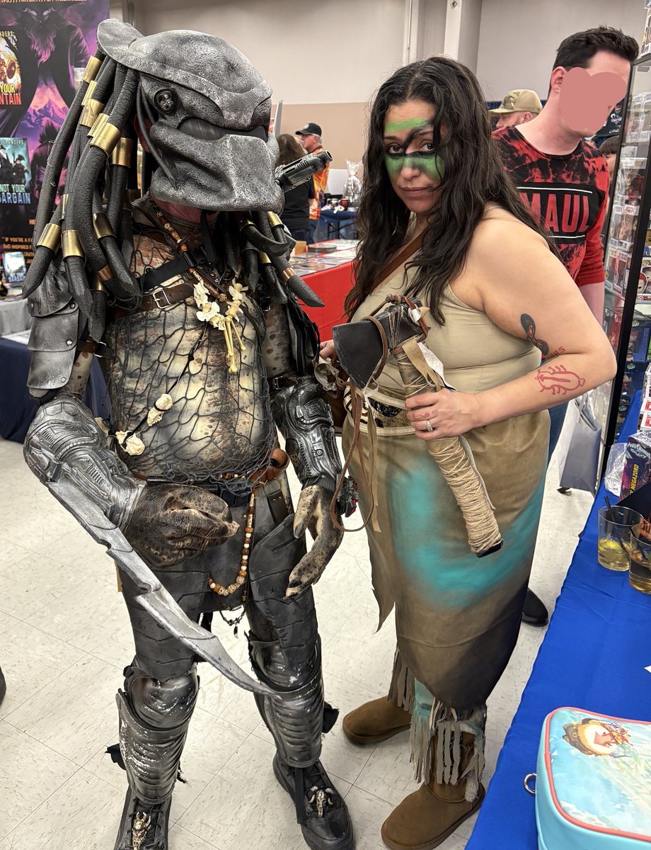 Naru and the predator from #Prey 2022 at #Albuquerque #ComicCon 2026.
