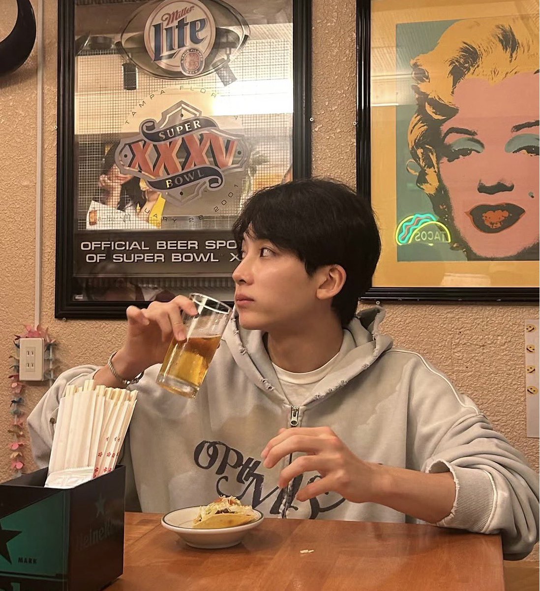 87934d's tweet photo. 연하랑 헤어지고
혹시 마주칠까봐 
존나 저 멀리 있는 동네까지가서
타코잡수시고계셨는데
연하랑 자만추해버린
정하니오빠야면 어떡함 https://t.co/cwi03guxjY